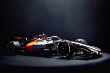 Carro da Audi para a temporada 2026 da Fórmula 1 com pintura prata, preta e vermelha apresentado em Berlim