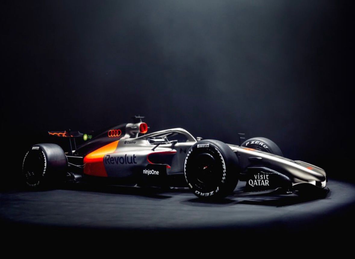 Carro da Audi para a temporada 2026 da Fórmula 1 com pintura prata, preta e vermelha apresentado em Berlim