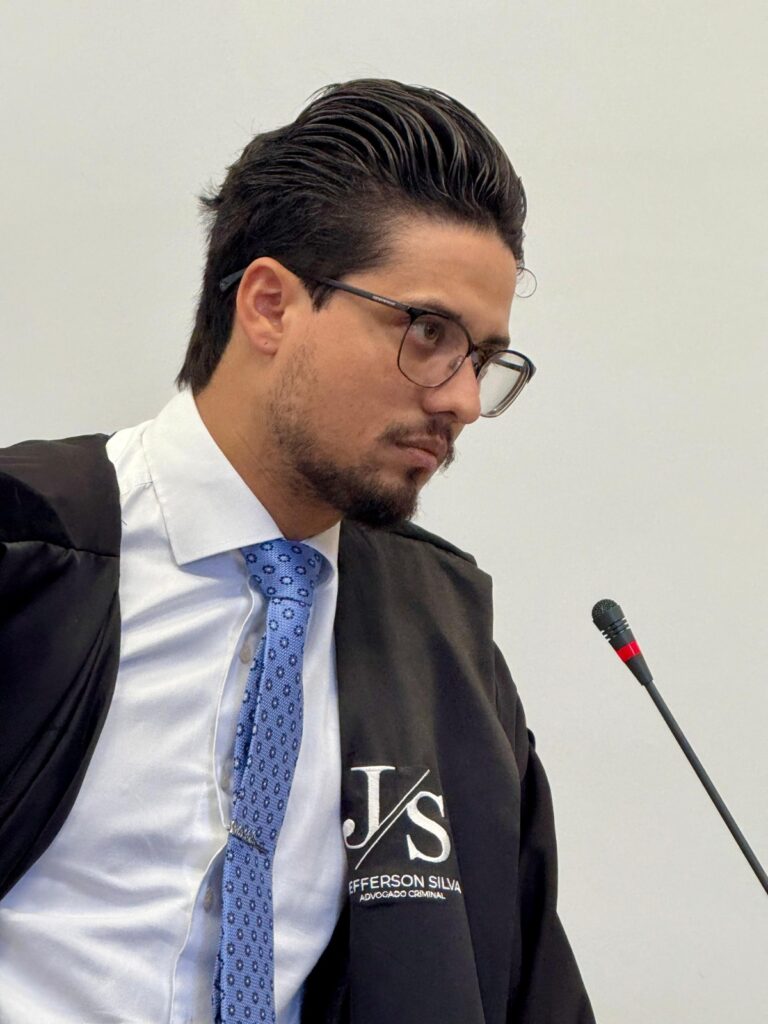 A alta taxa de encarceramento por tráfico de drogas no Brasil esconde fragilidades estruturais no sistema de justiça, onde a prisão em flagrante é frequentemente confundida com condenação antecipada, ignorando o princípio da presunção de inocência. A subjetividade na distinção entre usuário e traficante, somada à produção de provas ilícitas e ao uso excessivo da prisão preventiva, resulta em processos que muitas vezes acabam anulados ou revistos pelo Judiciário. Nesse cenário, o reconhecimento do tráfico privilegiado para réus primários e a exigência de uma defesa técnica especializada tornam-se mecanismos essenciais para evitar que o combate ao crime viole direitos constitucionais e sobrecarregue o sistema prisional com prisões indevidas.