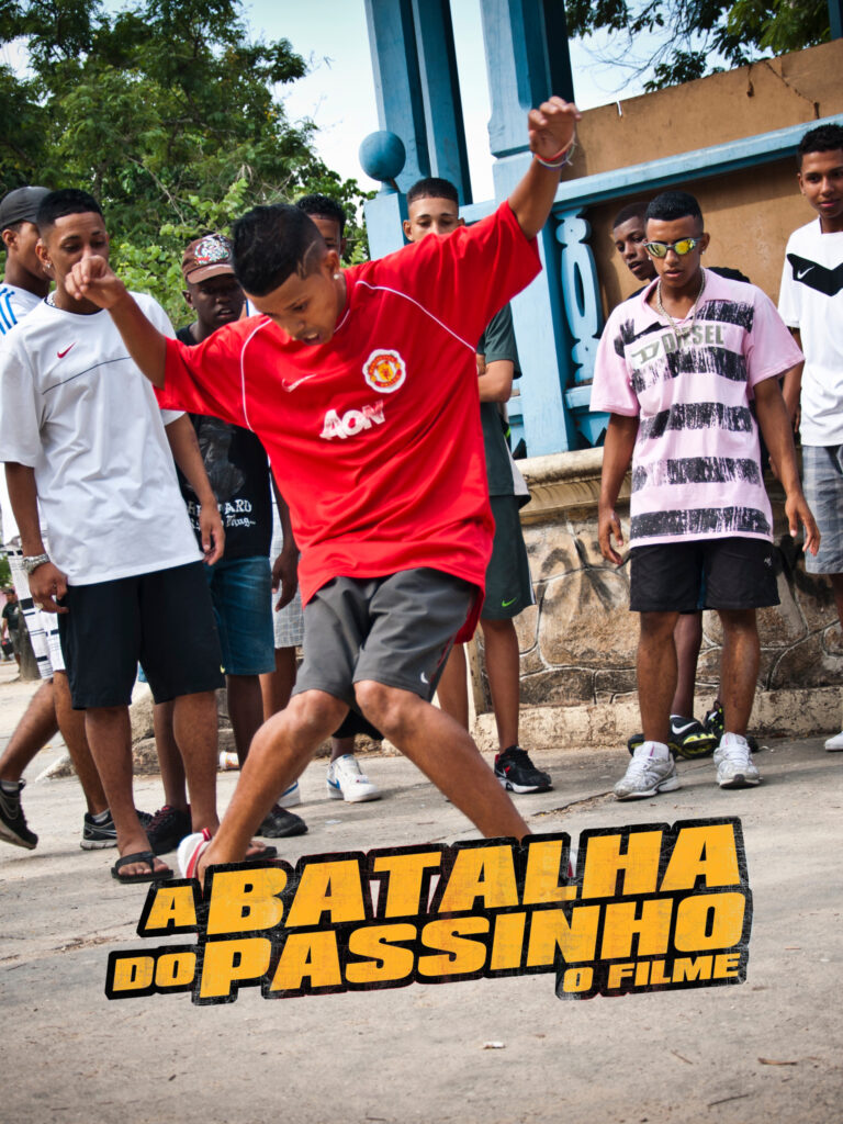 Gemini said
A segunda temporada da mostra "As Cores do Som", disponível gratuitamente na plataforma de streaming Itaú Cultural Play, celebra a diversidade da música brasileira através de um mosaico documental que une tradição e contemporaneidade. O catálogo apresenta desde o legado de ícones como Dorival Caymmi, Dominguinhos e Paulinho da Viola, até movimentos vibrantes como o passinho carioca, o arrocha sergipano e a inclusão sensorial do grupo pernambucano "Os Batuqueiros do Silêncio". Com curadoria que abrange diferentes regiões e gêneros — do samba de partido-alto à efervescência dos blocos afro —, a mostra reafirma a música como ferramenta de resistência e identidade, oferecendo ainda uma experiência transmídia com uma playlist exclusiva no Spotify para complementar a imersão sonora do público.