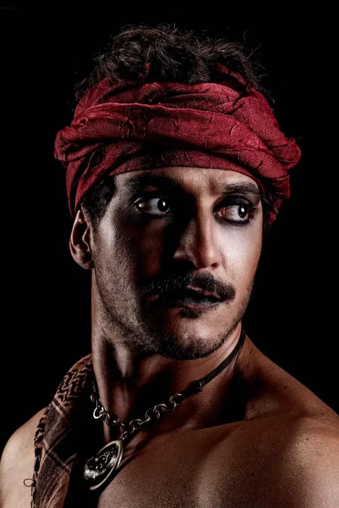 Com texto de Ronaldo Ciambroni e direção de Rogério Fabiano, o espetáculo "Romeu e Romeu - Por Essa nem Shakespeare Esperava" estreia no Teatro Itália em 14 de abril, subvertendo o clássico trágico para celebrar a permanência do amor homoafetivo. A montagem, que traz Guilherme Chelucci e Pedro Pilar nos papéis centrais, resgata um texto precursor dos anos 1980 sob uma estética contemporânea e vibrante, trocando o destino fatal por uma narrativa de resistência contra o preconceito familiar e as "relações líquidas" da atualidade. As apresentações ocorrem às terças e quartas-feiras, até 24 de junho, com ingressos disponíveis via Sympla para o público maior de 18 anos que busca uma obra que une humor, densidade emocional e um manifesto de esperança.